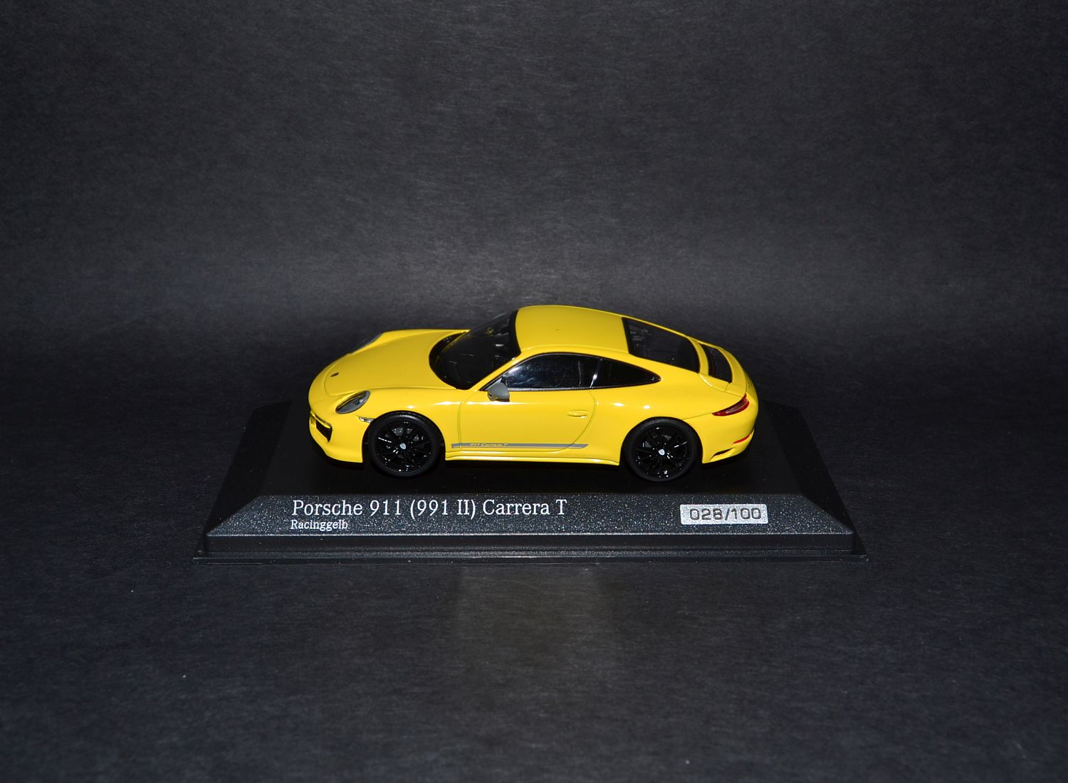 Minichamps-Porsche-911-T-991_2_028_yellow_3.jpg