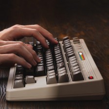 Klawiatura 8Bitdo Edycja C64 dostępna w Perfect Blue. Mechanik dla fanów retro za 399,99 zł