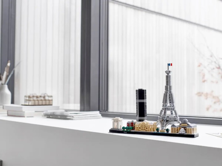 LEGO Architecture Paryż na oknie
