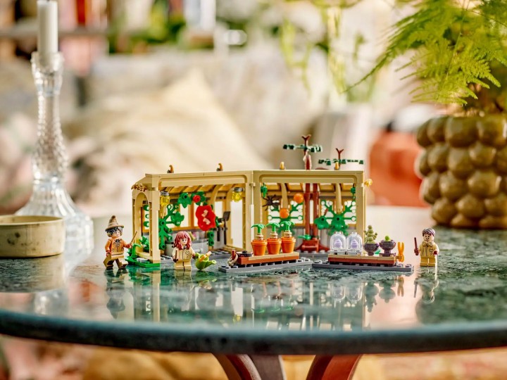 LEGO 76445 Harry Potter - Zamek Hogwart: zajęcia z zielarstwa