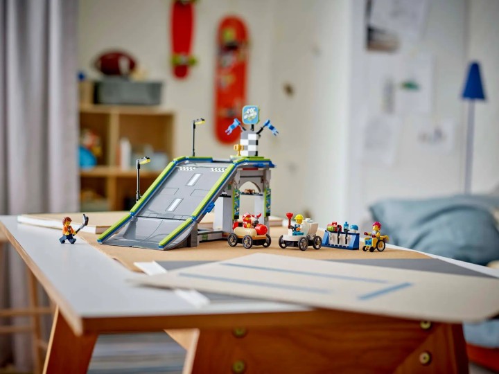LEGO 60460 City - Bez granic: tor z rampami dla wyścigówek